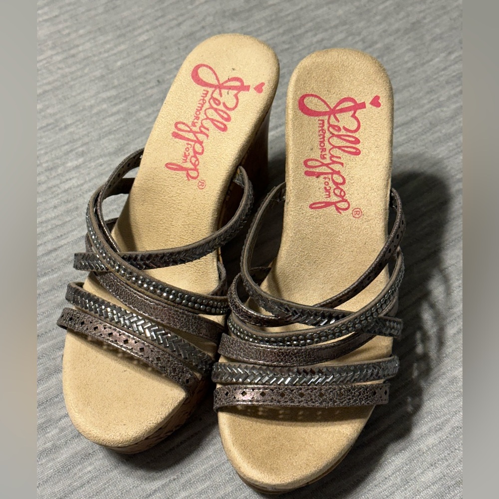 Jelly Pop women’s slip on wedges. Textured Beige Material. Size 7. New.